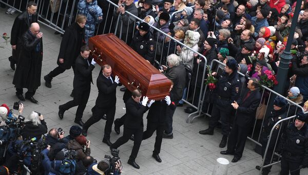Вынос гроба с телом актера Николая Караченцова после церемонии прощания в театре Ленком