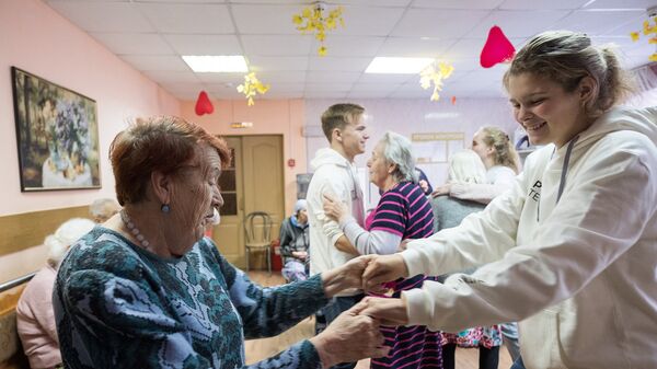 Обменяться теплом: Putin Team организовал концерт школьников в доме престарелых