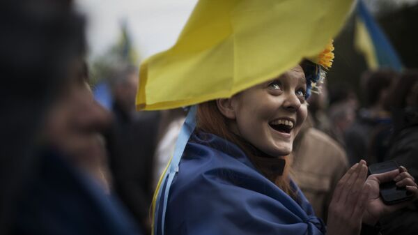 Девушка с флагом Украины на плечах