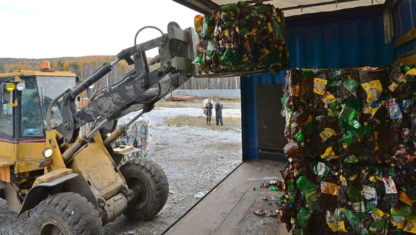 Погрузка прессованных пластиковых отходов для последующей отправки на переработку. Архивное фото
