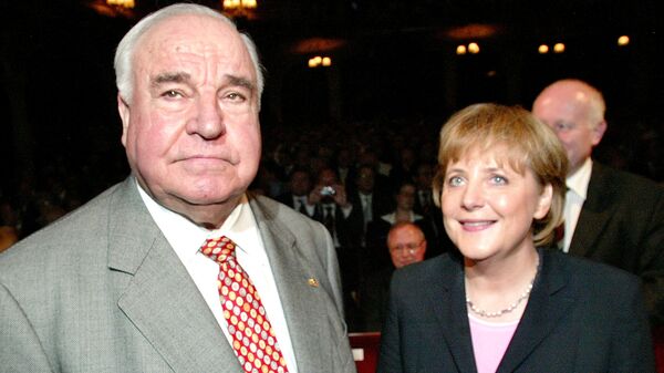 Немецкие политики Ангела Меркель и Гельмут Коль. 2005 год