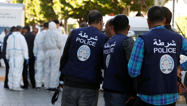 Полицейские и эксперты на месте теракта в Тунисе. 29 октября 2018