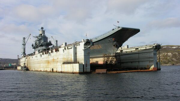 Тяжелый авианесущий крейсер Северного флота Адмирал Кузнецов в плавучем доке на 82-м судоремонтном заводе. Архивное фото