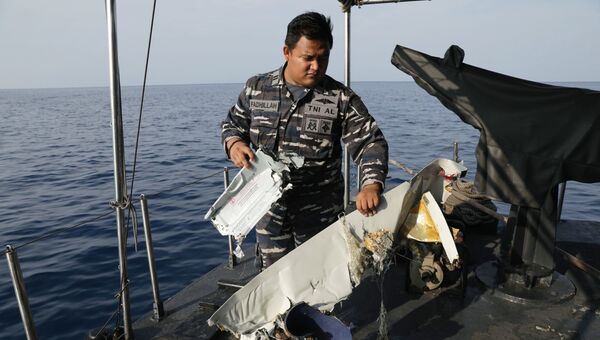 Спасатель на месте крушения пассажирского самолёта Boeing 737 авиакомпании Lion Air у западного побережья острова Ява. Самолет выполнял рейс JT-610 из Джакарты на остров Суматра. 29 октября 2018