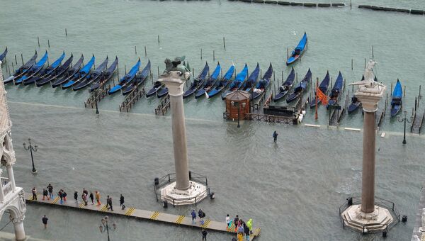 Затопленная площадь Святого Марка во время сезонного половодья в Венеции, Италия. 29 октября 2018 года