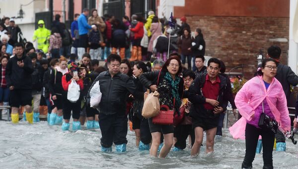 Туристы на затопленной набережной  Рива дельи Скьявони в Венеции. 29 октября 2918 года