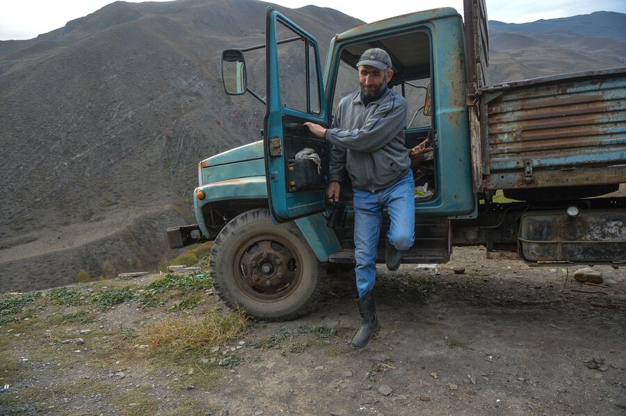Рафидин Гасанов выходит из своего грузовика