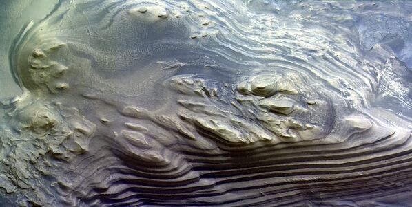 Слоистые отложения в каньоне Juventae Chasma на Марсе