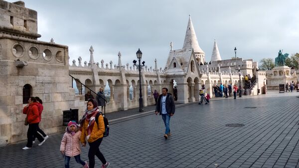 Туристы на территории Рыбацкого бастиона на Крепостном холме в Буде в Будапеште