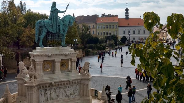 Конная статуя Святого Иштвана на территории Рыбацкого бастиона на Крепостном холме в Буде в Будапеште