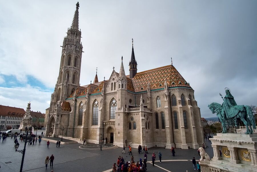 Собор Святого Матьяша и конная статуя Святого Иштвана на территории Рыбацкого бастиона на Крепостном холме в Буде в Будапеште