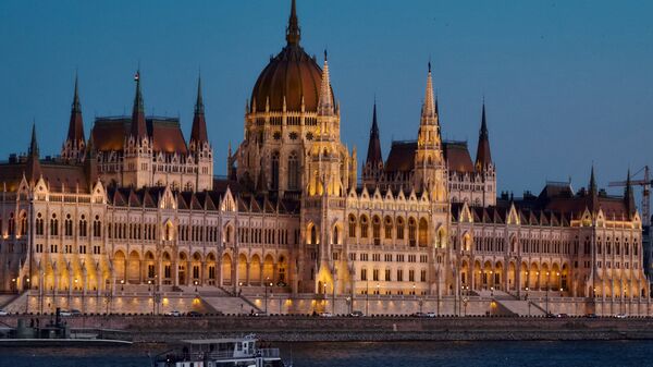 Здание венгерского парламента на берегу Дуная в Будапеште