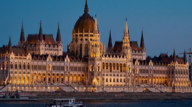 Здание венгерского парламента на берегу Дуная в Будапеште. Архивное фото