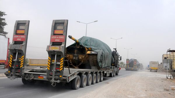 Колонна турецкой военной техники двигается по направлению к сирийской границе