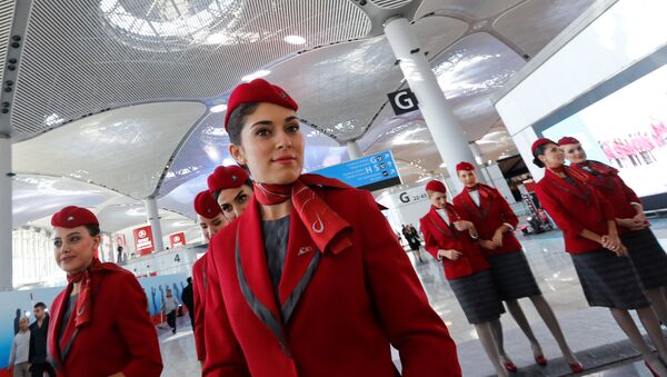 Стюардессы Турецких авиалиний в терминале нового аэропорта Стамбул. Архивное фото