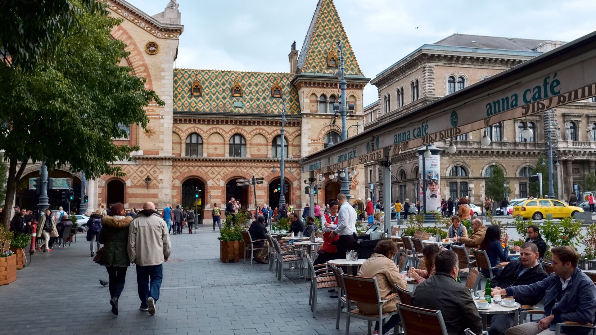 Люди отдыхают на улице возле Центрального крытого рынка в Будапеште - РИА Новости, 1920, 26.07.2021