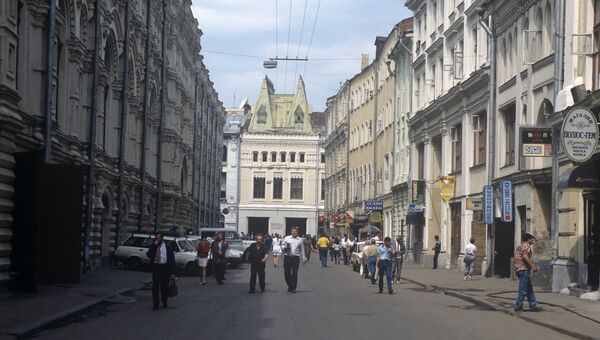 Ветошный переулок (ранее проезд Сапунова), который проходит параллельно Красной площади и связывает Никольскую улицу с Ильинкой.
