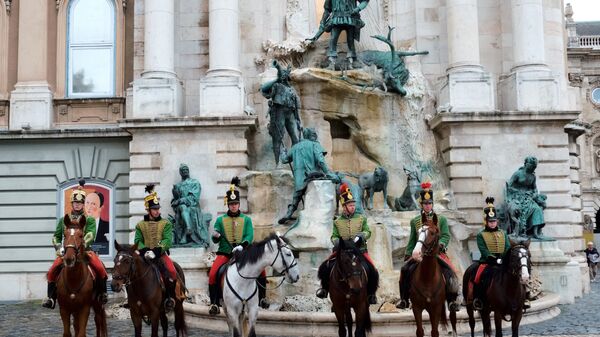 Королевские гвардейцы возле фонтана, изображающего охоту короля Матьяша, на территории Королевского дворца в Будапеште