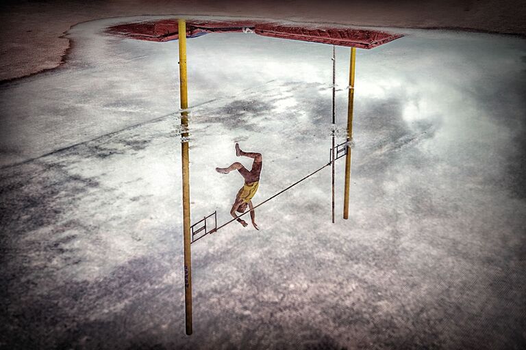 Снимок Reflection Pole Vault фотографа из Испании Ajuriaguerra Saiz Pedro Luis, занявший первое место в категории Sports in action в конкурсе Siena International Photo Awards 2018