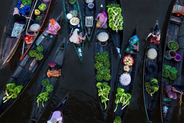 Снимок Floating Market фотографа из Германии Sina Falker, занявший первое место в категории Splash of Colors в конкурсе Siena International Photo Awards 2018
