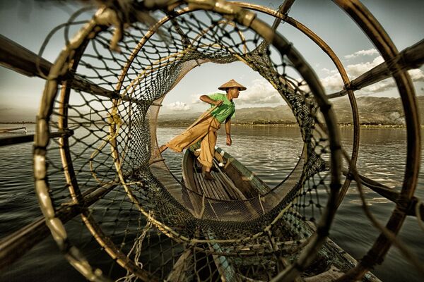 Снимок Fisherman at Inle Lake фотографа из Китая Yinzhi Pan, занявший первое место в категории Under 20 в конкурсе Siena International Photo Awards 2018