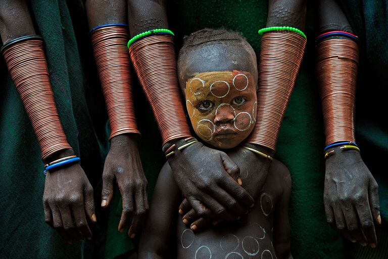 Снимок Kid With Hand Crafts фотографа из Малайзии David Nam Lip Lee, занявший первое место в категории Fascinating faces and characters в конкурсе Siena International Photo Awards 2018