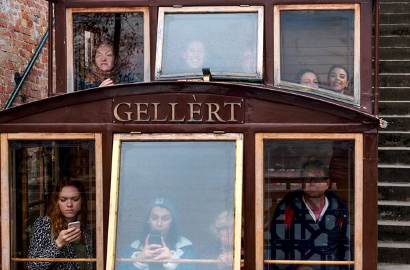 Туристы в вагончике Будайского фуникулера Шикло в Будапеште
