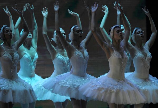 Участницы концерта Kremlin Gala Звезды балета XXI века на сцене Государственного Кремлевского дворца