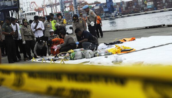 Спасатели изучают предметы с места крушения пассажирского самолета Boeing 737 авиакомпании Lion Air