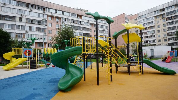 Детская игровая площадка по улице Салтыковская, дом 7, корпус 1 и 2 района Новокосино в Москве.