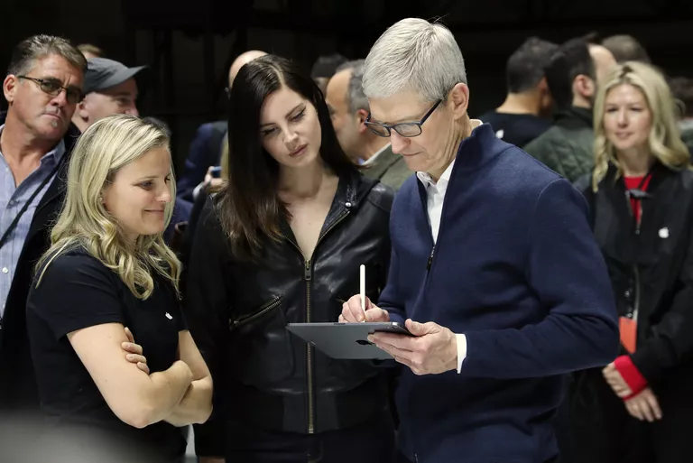Глава Apple Тим Кук и певица Лана Дель Рей на презентации нового планшеита от Apple в Нью-Йорке, США. 30 октября 2018 Глава Apple Тим Кук и певица Лана Дель Рей на презентации нового планшеита от Apple в Нью-Йорке, США. 30 октября 2018