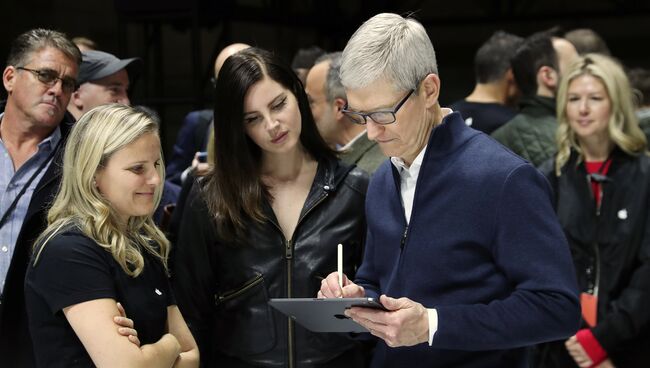 Глава Apple Тим Кук и певица Лана Дель Рей на презентации нового планшета от Apple в Нью-Йорке, США. 30 октября 2018