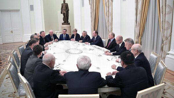 Президент РФ Владимир Путин во время встречи с ушедшими в отставку руководителями ряда субъектов Российской Федерации. 30 октября 2018
