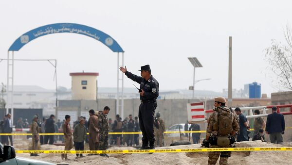 Силы безопасности осматривают место теракта в Кабуле, Афганистан. 31 октября 2018