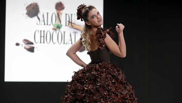 Модель во время показа моды в рамках шоколадной ярмарки в Париже, Франция. 30 октября 2018 года