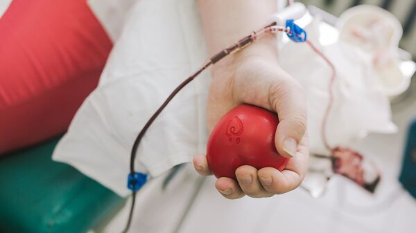 Донор во время процедуры сдачи крови