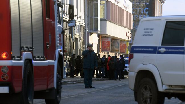 Сотрудники полиции и МЧС РФ у входа в здание управления ФСБ по Архангельской области, где произошел взрыв. 31 октября 2018