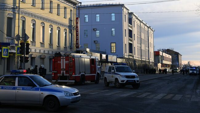 Сотрудники оперативных служб у входа в здание управления ФСБ по Архангельской области, где произошел взрыв