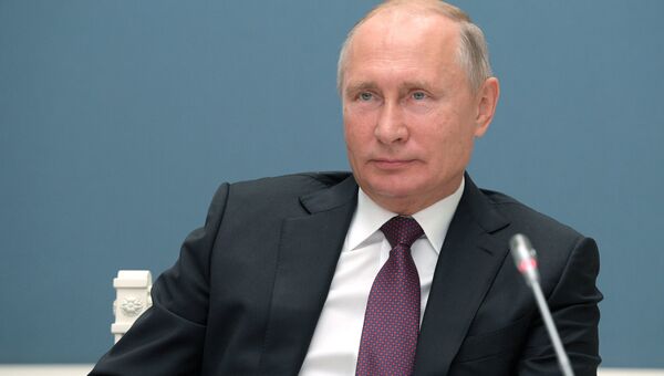 Президент РФ Владимир Путин на церемонии ввода в режиме видеоконференции в эксплуатацию алмазного месторождения Верхне-Мунское. 31 октября 2018