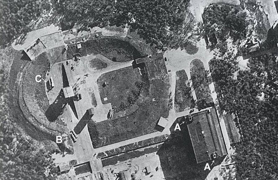 Снимок площадки полигона Пенемонде со стартовым столом и двумя Фау-2 в горизонтальном положении, 23 июня 1943 