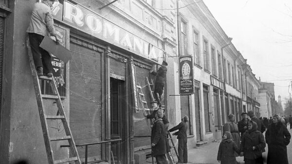 Освобожденная Одесса. Жители снимают вывески магазинов и учреждений, оставленные оккупантами. 1944 год 