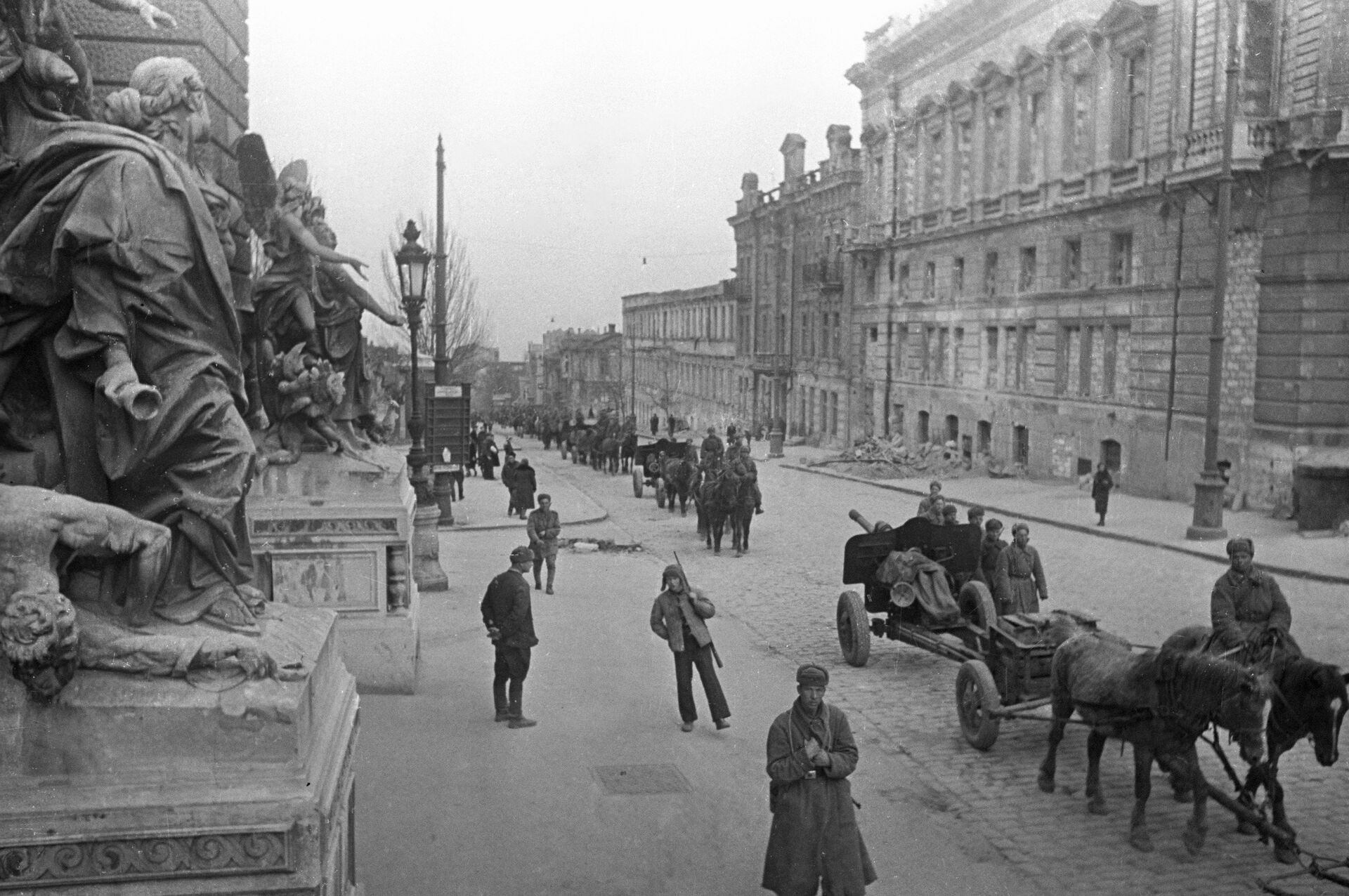 Советские войска на улицах освобожденной Одессы, Украина - РИА Новости, 1920, 29.03.2024