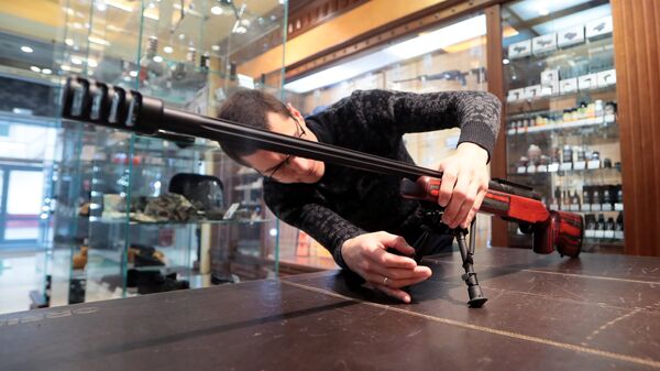 Продавец в оружейном магазине в Москве. Архивное фото