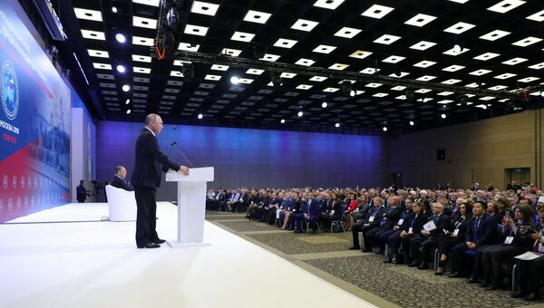 Президент РФ Владимир Путин на пленарном заседании VI Всемирного конгресса соотечественников, проживающих за рубежом. 31 октября 2018