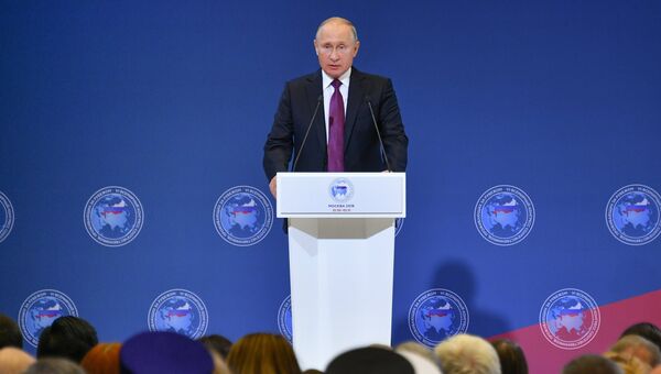 Президент РФ Владимир Путин на пленарном заседании VI Всемирного конгресса соотечественников, проживающих за рубежом. 31 октября 2018