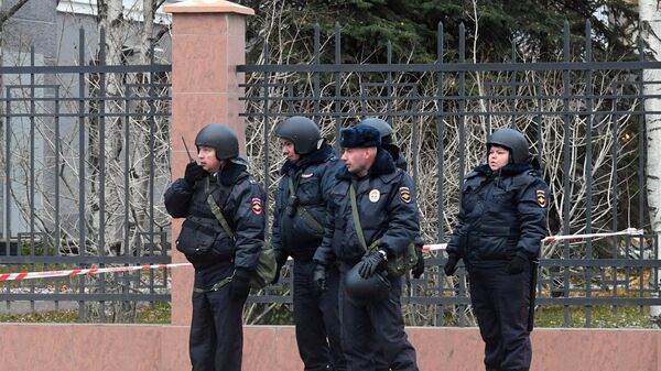 Сотрудники полиции у здания управления ФСБ по Архангельской области, где произошел взрыв