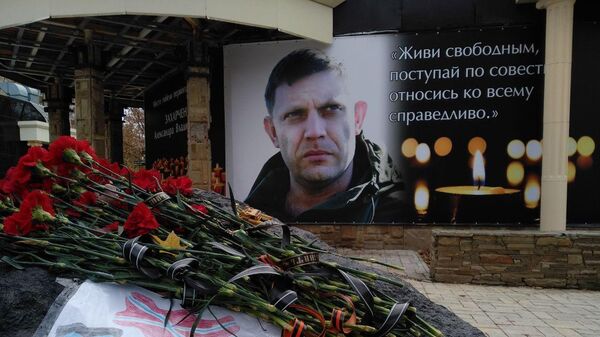 Баннеры с фотографиями главы самопровозглашенной Донецкой народной республики Александра Захарченко на здании кафе в центре Донецка
