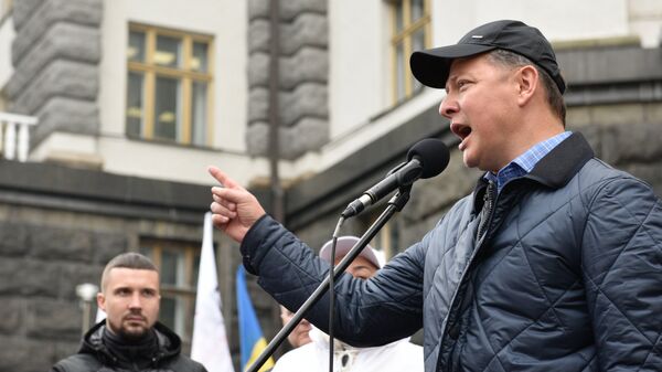Лидер Радикальной партии Олег Ляшко выступает на акции против повышения тарифов на газ в Киеве. 31 октября 2018
