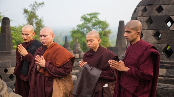 Монахи в Буддийском храмовом комплексе Борободур на острове Ява