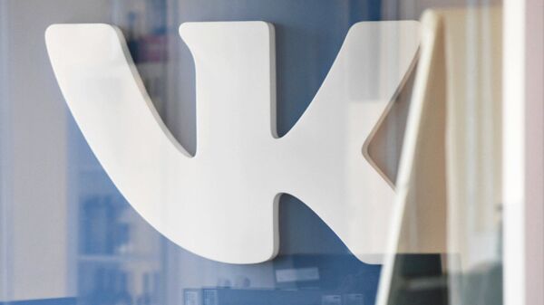Логотип социальной сети ВКонтакте в офисе компании Mail.ru. Архивное фото